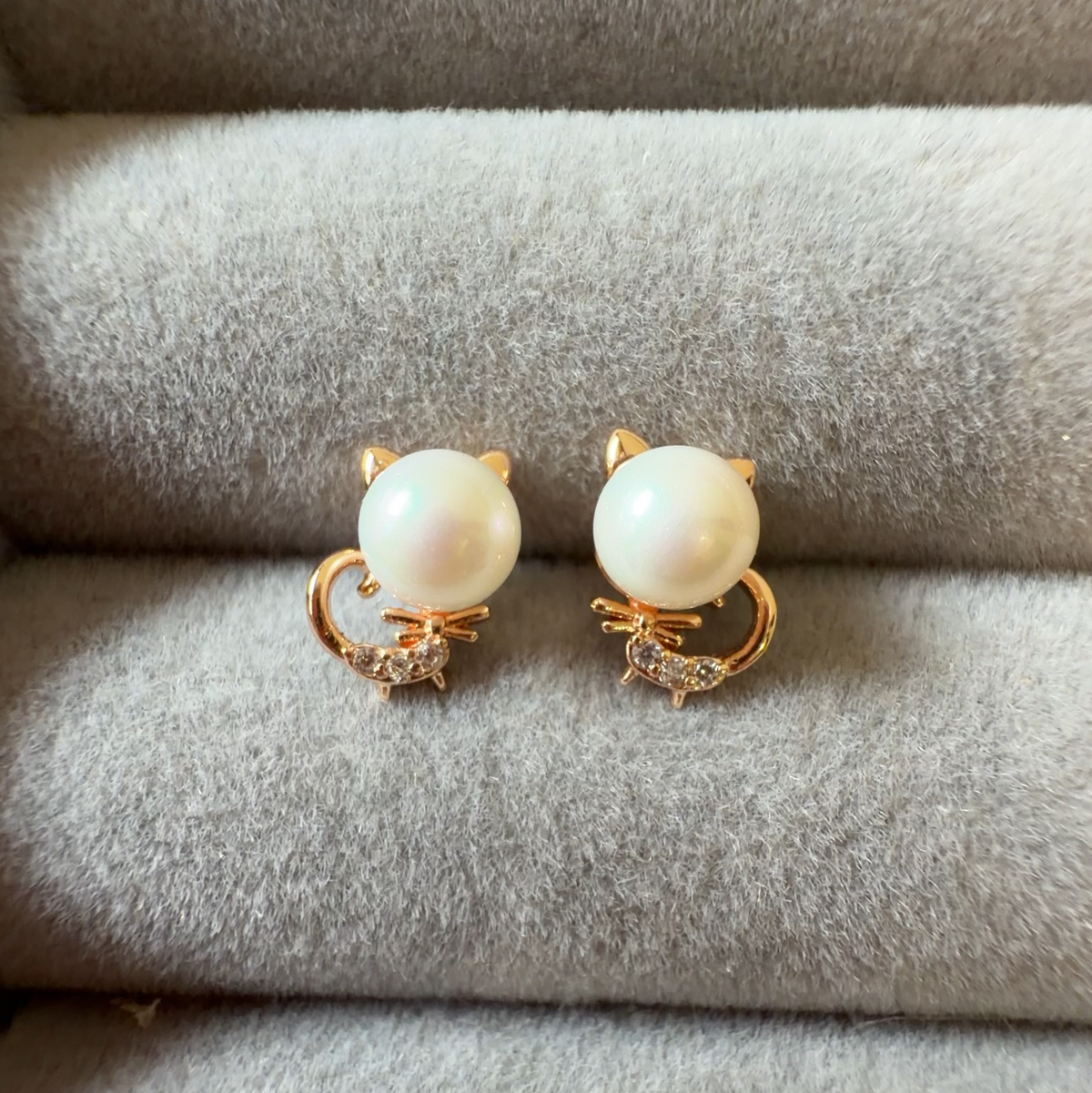 Pearl Cat Stud Earrings